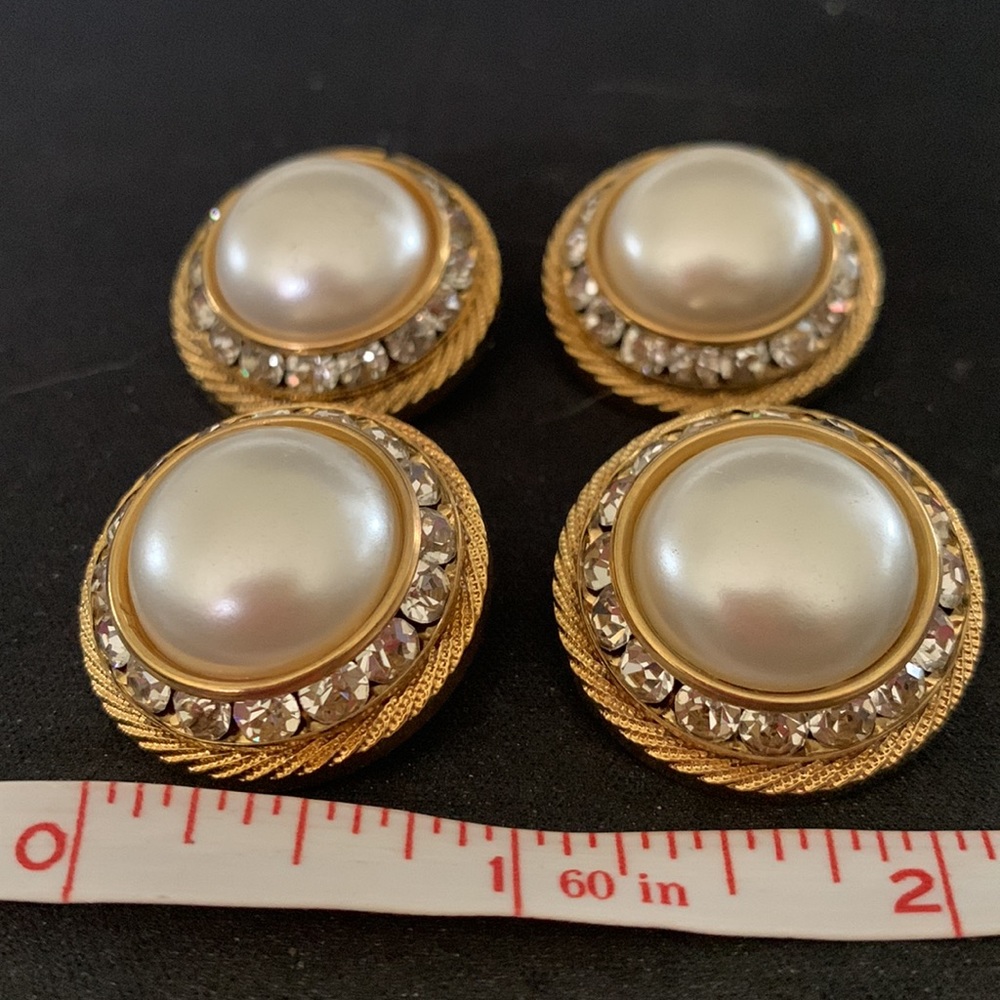 4 Buttons - Picture 2 of 4